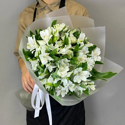 15 белых альстромерий